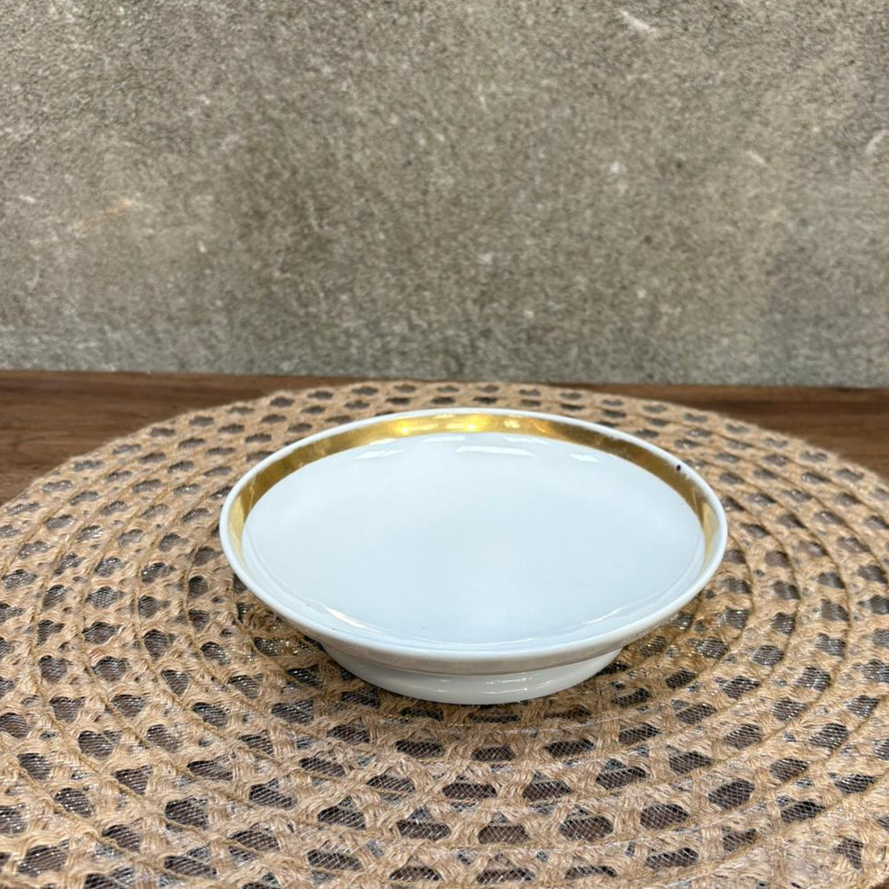 Assiette à dessert creuse avec liseré doré sélectionné par déco à deux 