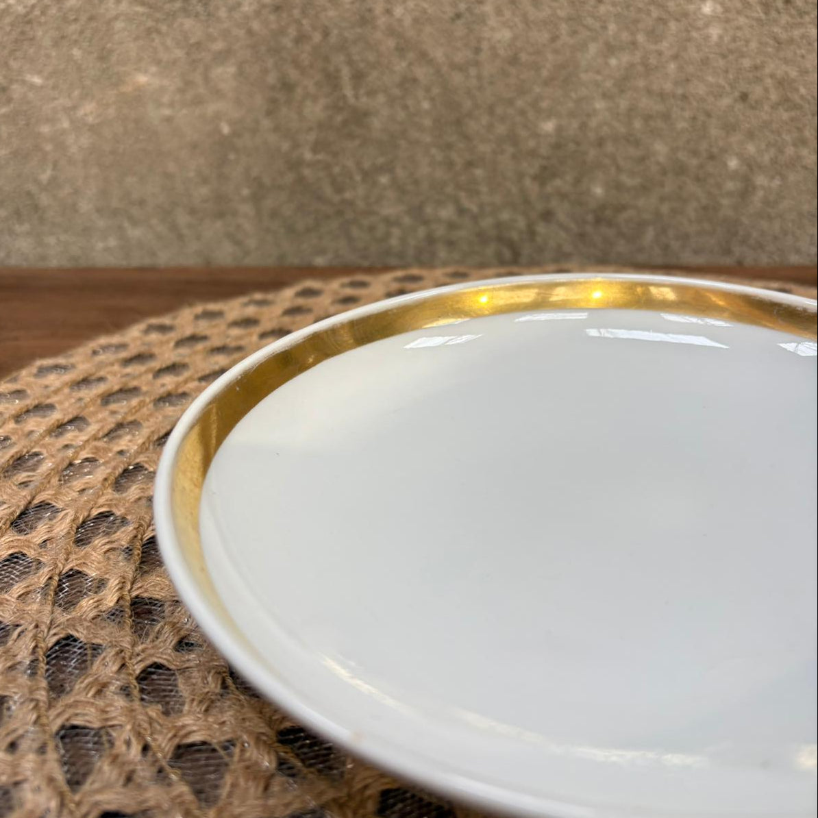 Assiette à dessert creuse avec liseré doré sélectionné par déco à deux 