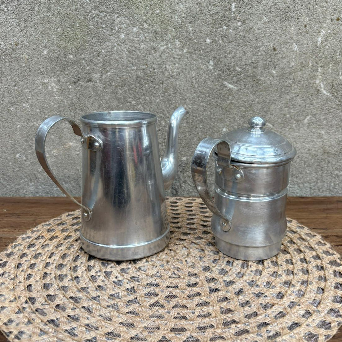 Cafetière ancienne en aluminium sélectionné par déco à deux 