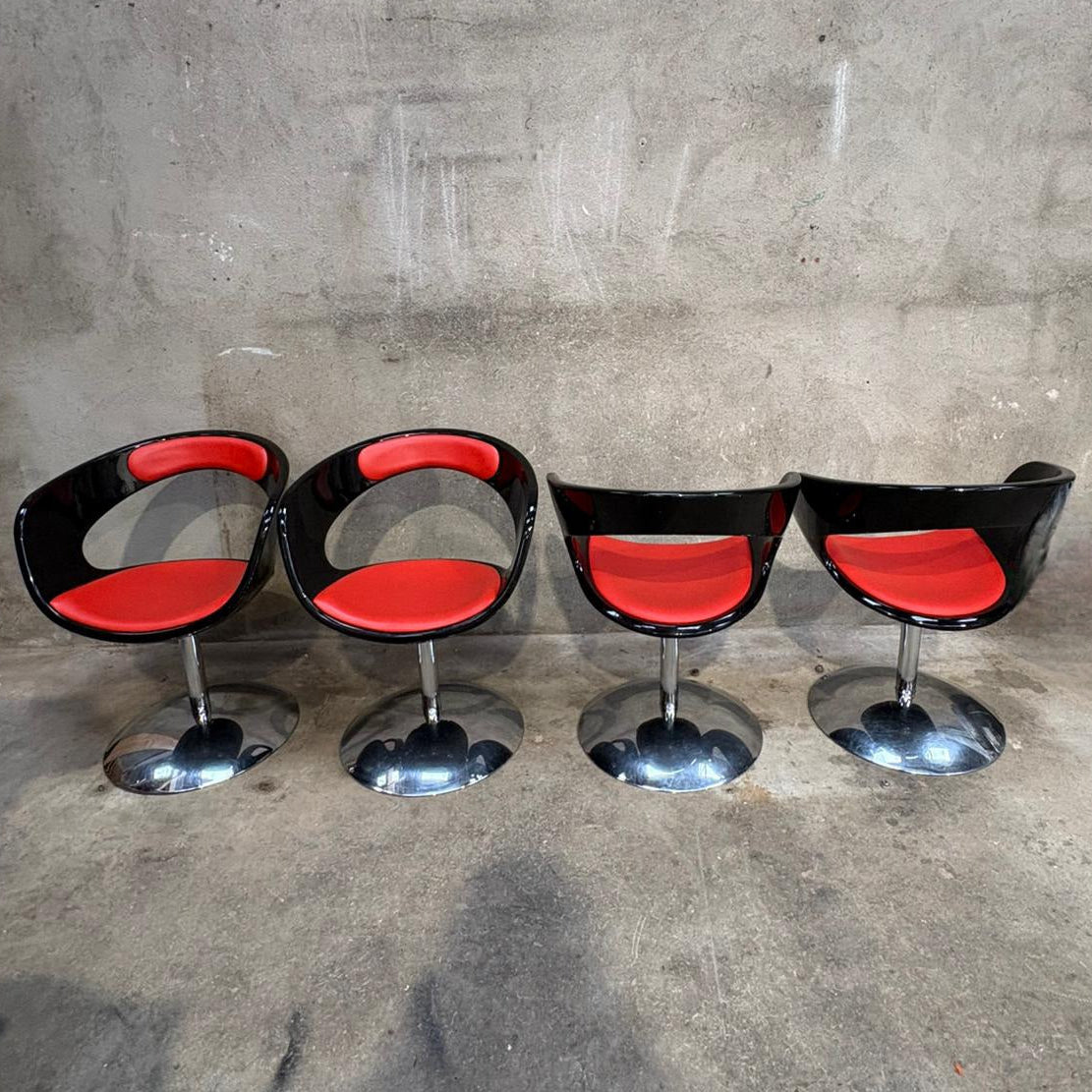 Fauteuil rétro avec pied chromé, assise plastic noir et cuir rouge sélectionné par Déco à deux