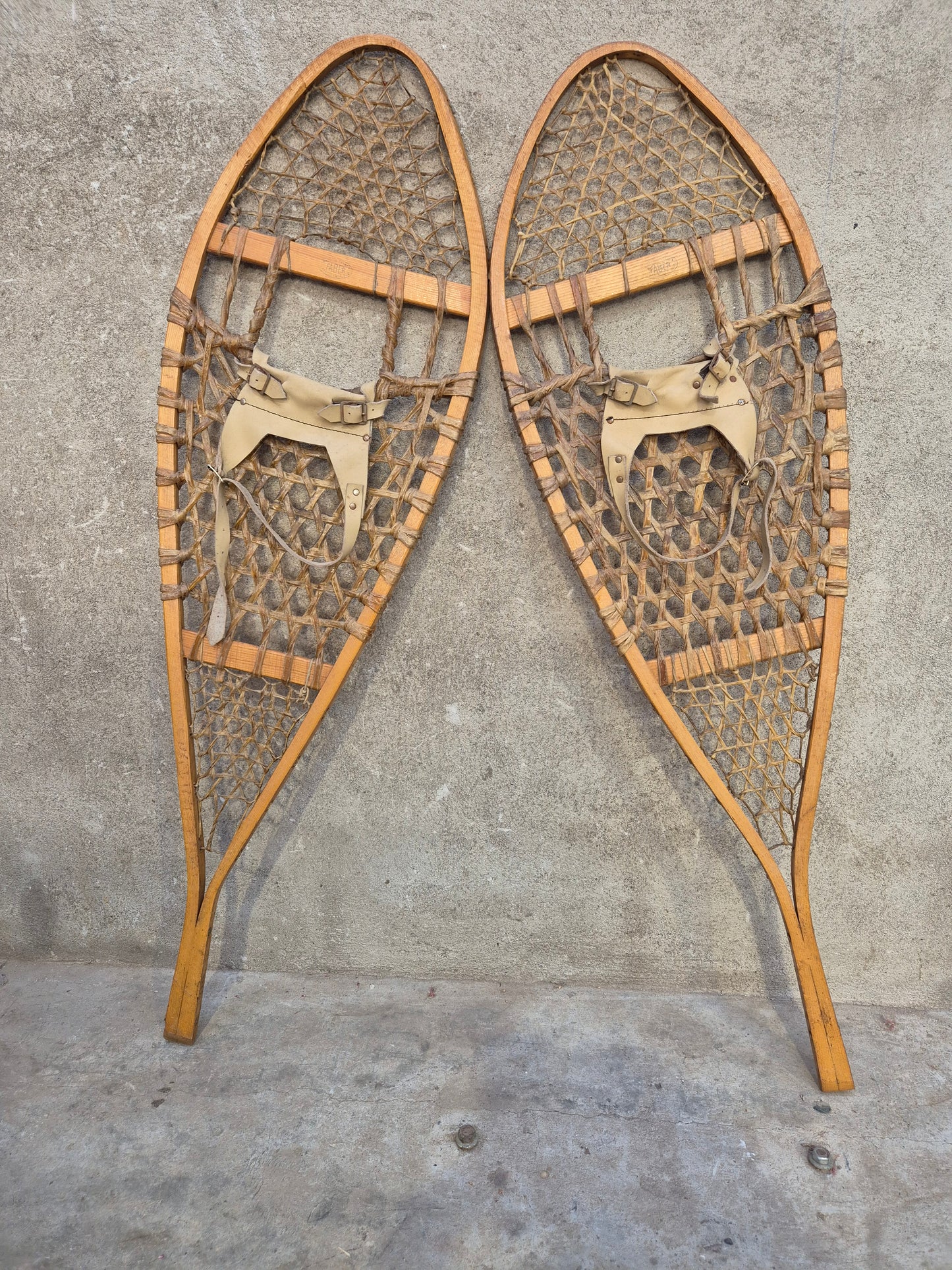 Ancienne paire de raquettes à neige vintage – objet de seconde main sélectionné par Déco à Deux