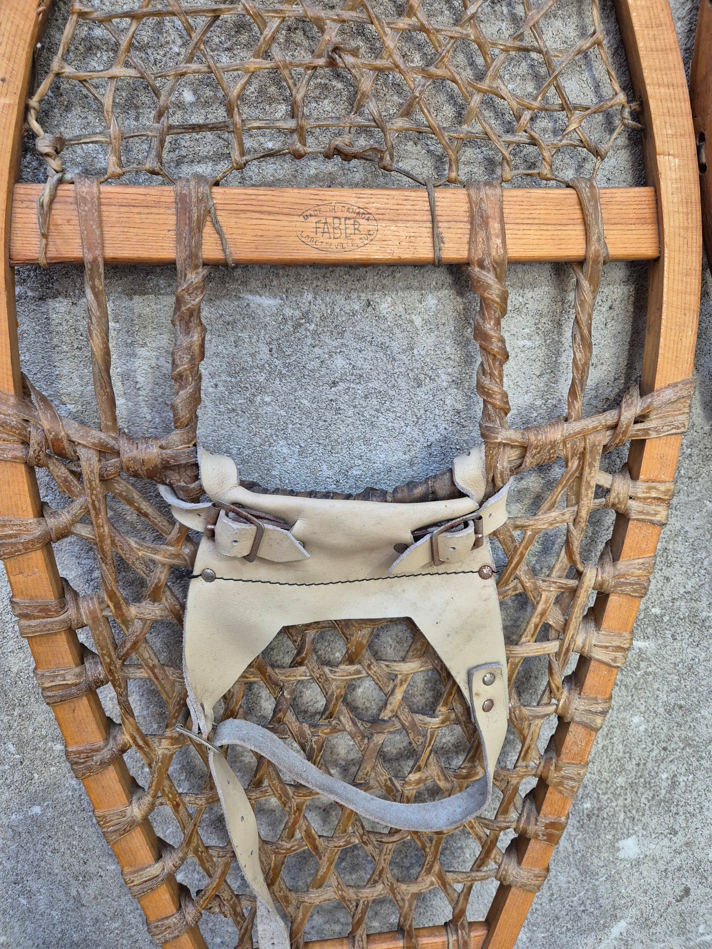 Ancienne paire de raquettes à neige vintage – objet de seconde main sélectionné par Déco à Deux