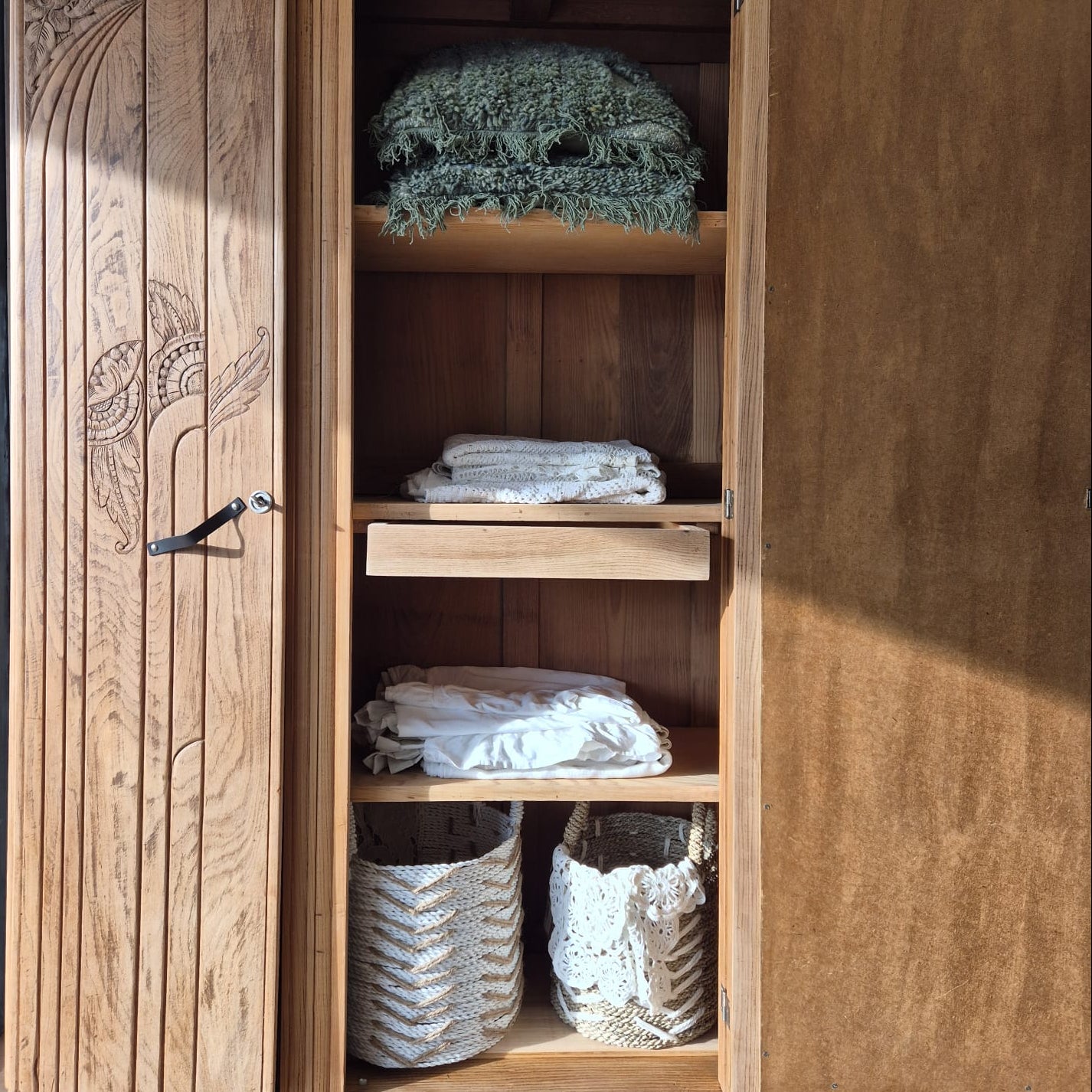 Armoire art déco vintage – objet de seconde main sélectionné par Déco à Deux