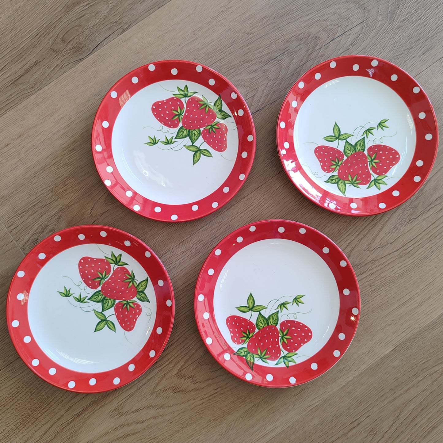 Assiettes Fraises vintage – objet de seconde main sélectionné par Déco à Deux