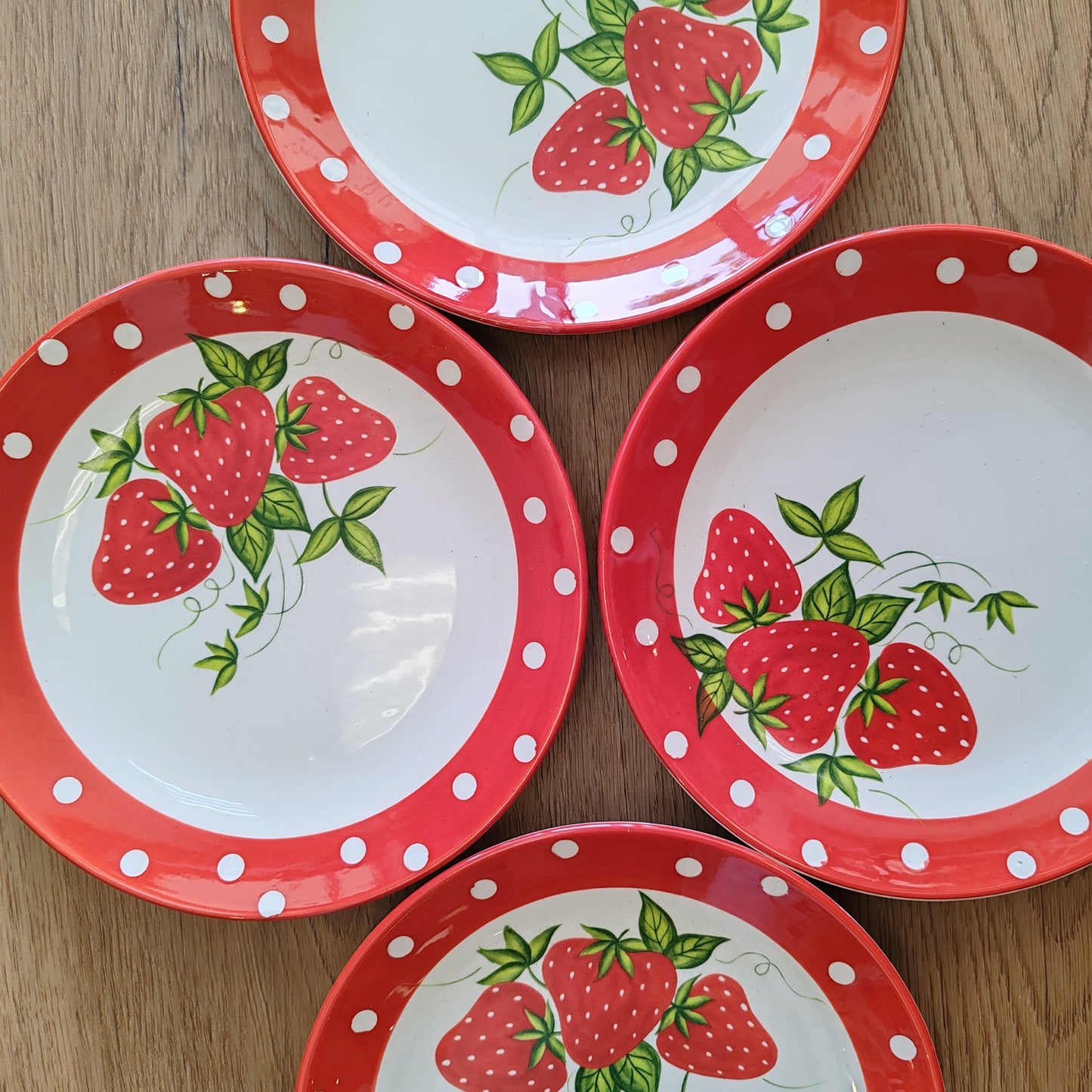 Assiettes Fraises vintage – objet de seconde main sélectionné par Déco à Deux