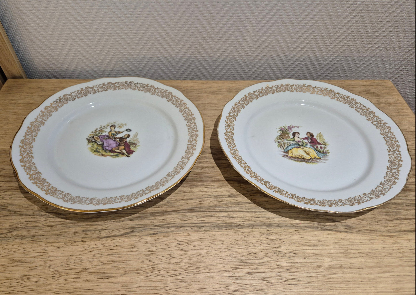 Assiettes plates en porcelaine vintage – objet de seconde main sélectionné par Déco à Deux
