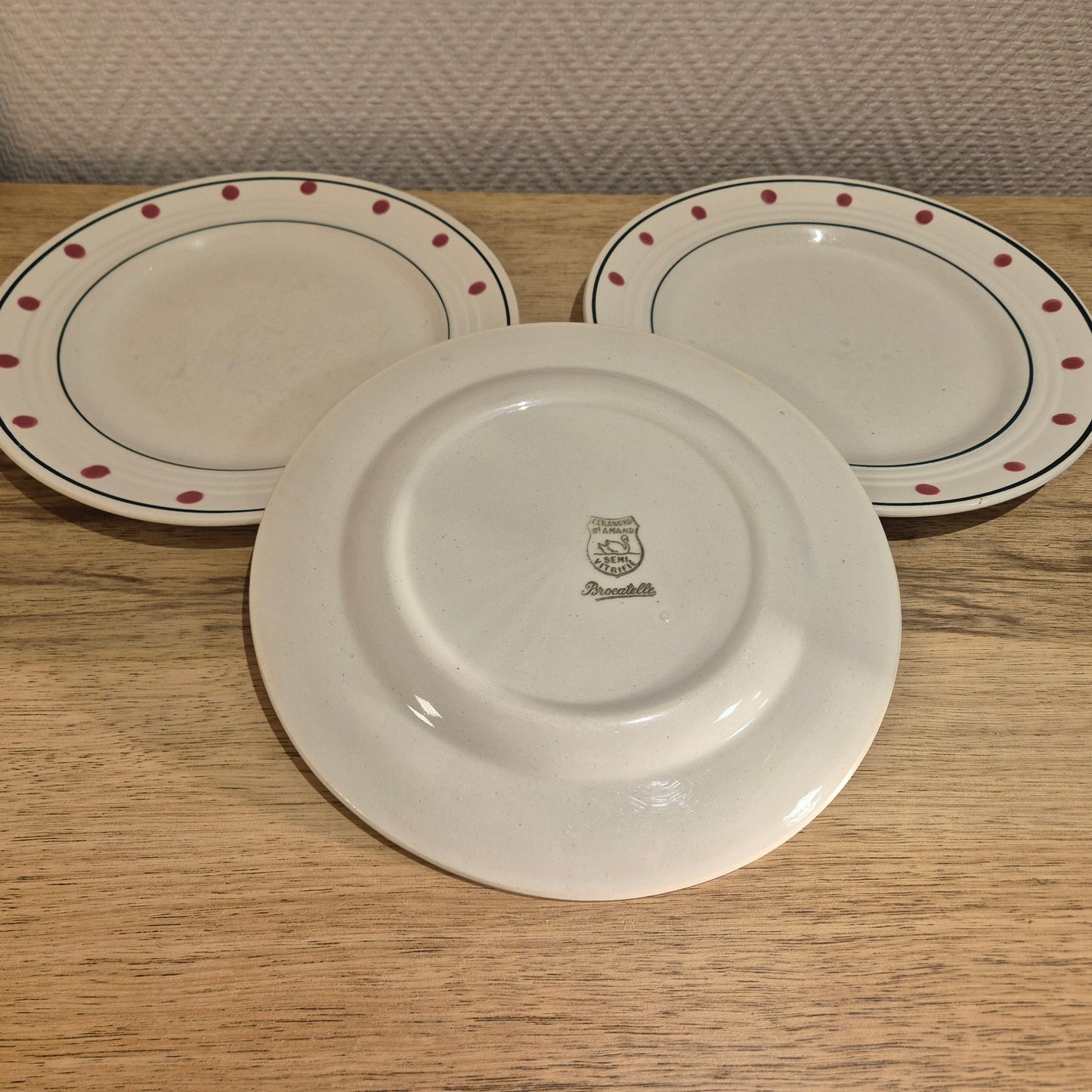 Assiettes plates ST AMAND décor à pois vintage – objet de seconde main sélectionné par Déco à Deux

