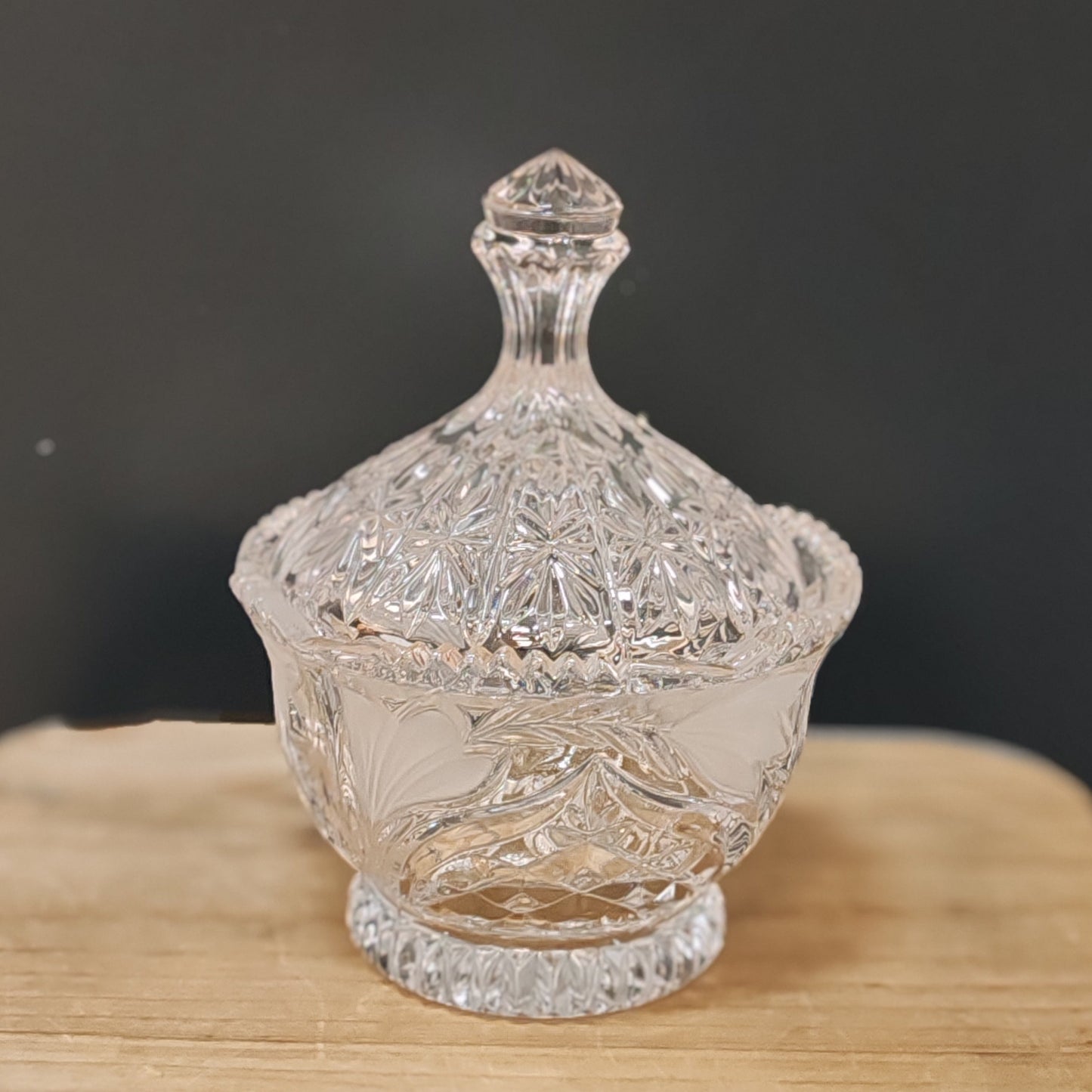 bonbonniere en cristal vintage – objet de seconde main sélectionné par Déco à Deux