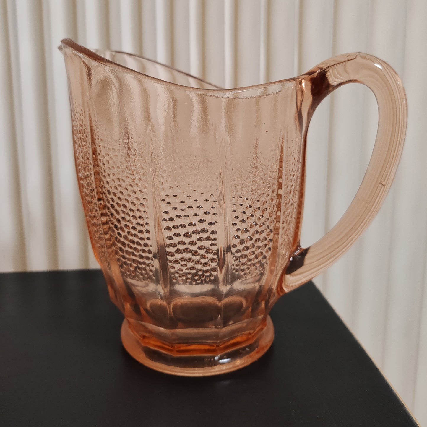 Carafe en verre rose vintage – objet de seconde main sélectionné par Déco à Deux
