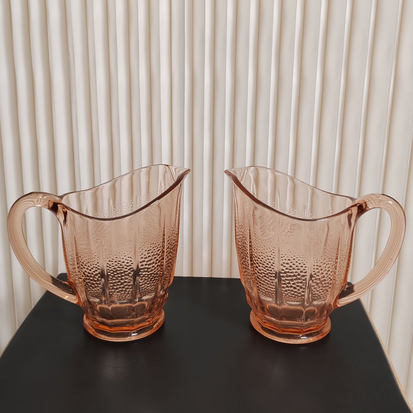Carafe en verre rose vintage – objet de seconde main sélectionné par Déco à Deux
