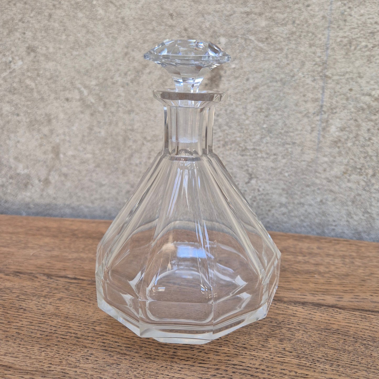 Carafe en verre hexagonale vintage – objet de seconde main sélectionné par Déco à Deux
