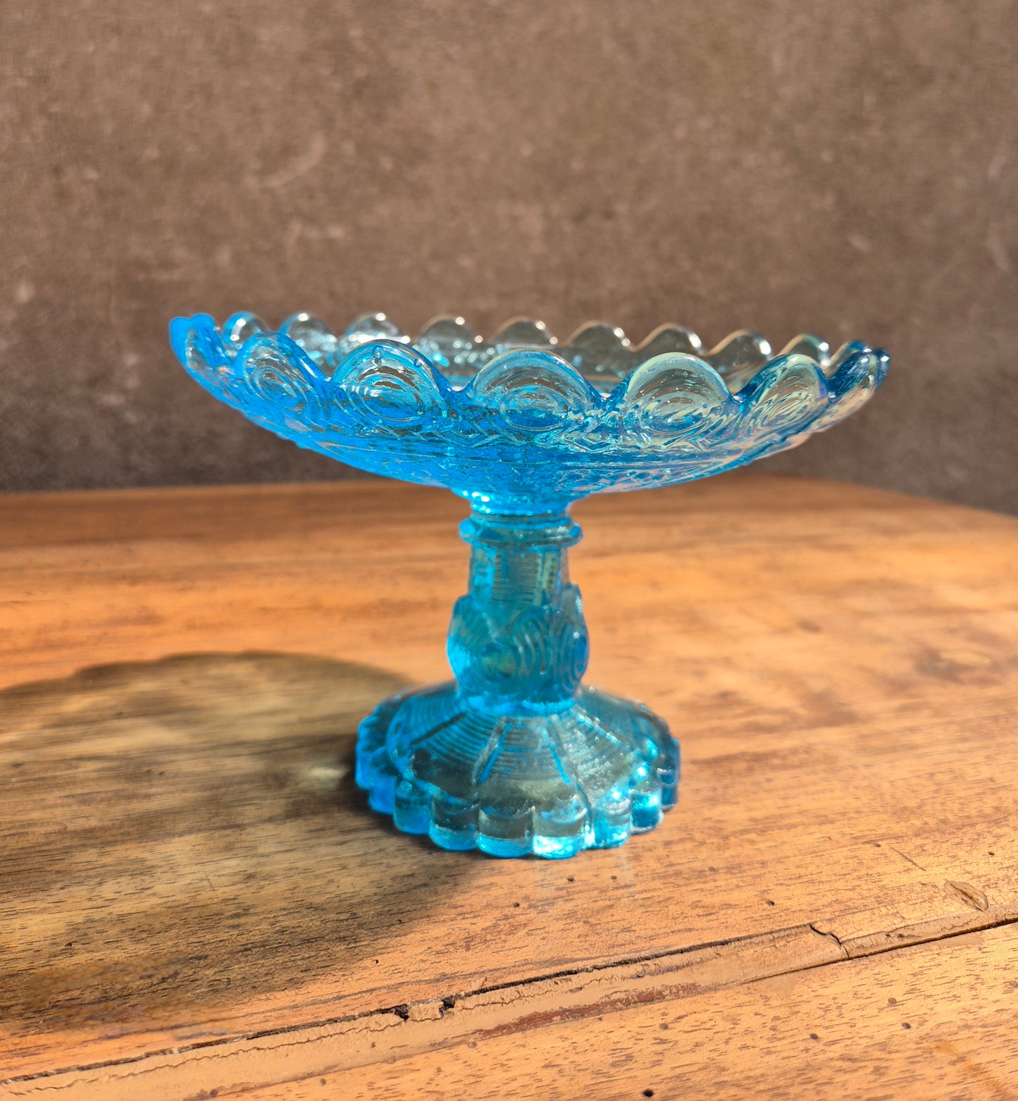 Coupe a fruit Bleu sur pied en Verre Moulé vintage – objet de seconde main sélectionné par Déco à Deux
