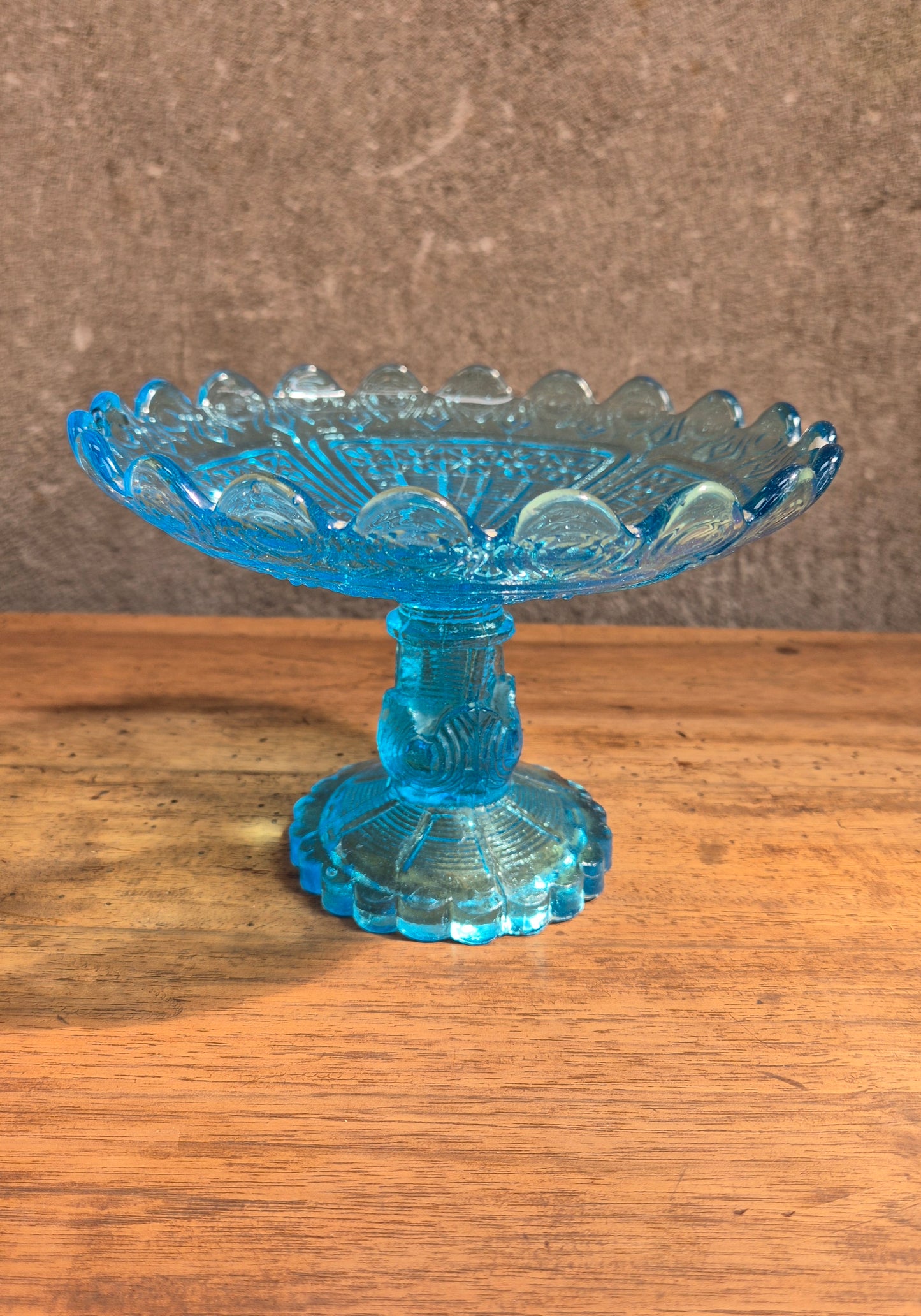 Coupe a fruit Bleu sur pied en Verre Moulé vintage – objet de seconde main sélectionné par Déco à Deux
