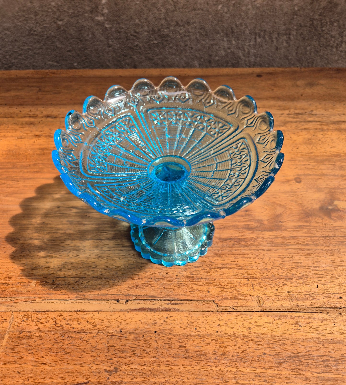 Coupe a fruit Bleu sur pied en Verre Moulé vintage – objet de seconde main sélectionné par Déco à Deux
