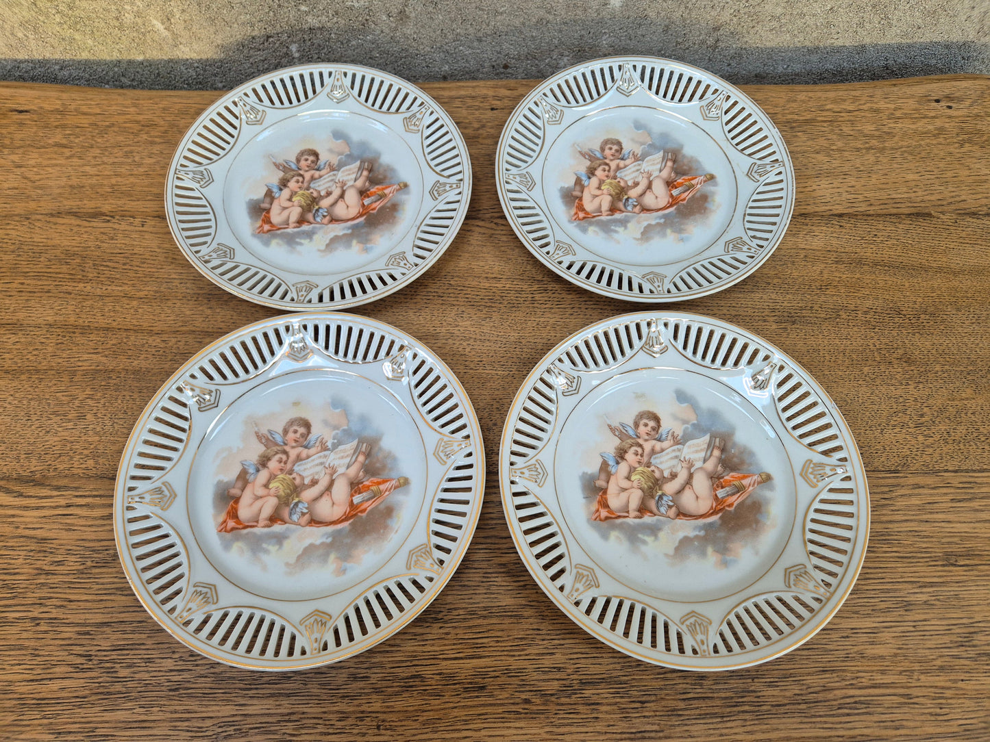 Ensemble assiettes à dessert ajourées en porcelaine vintage – objet de seconde main sélectionné par Déco à Deux