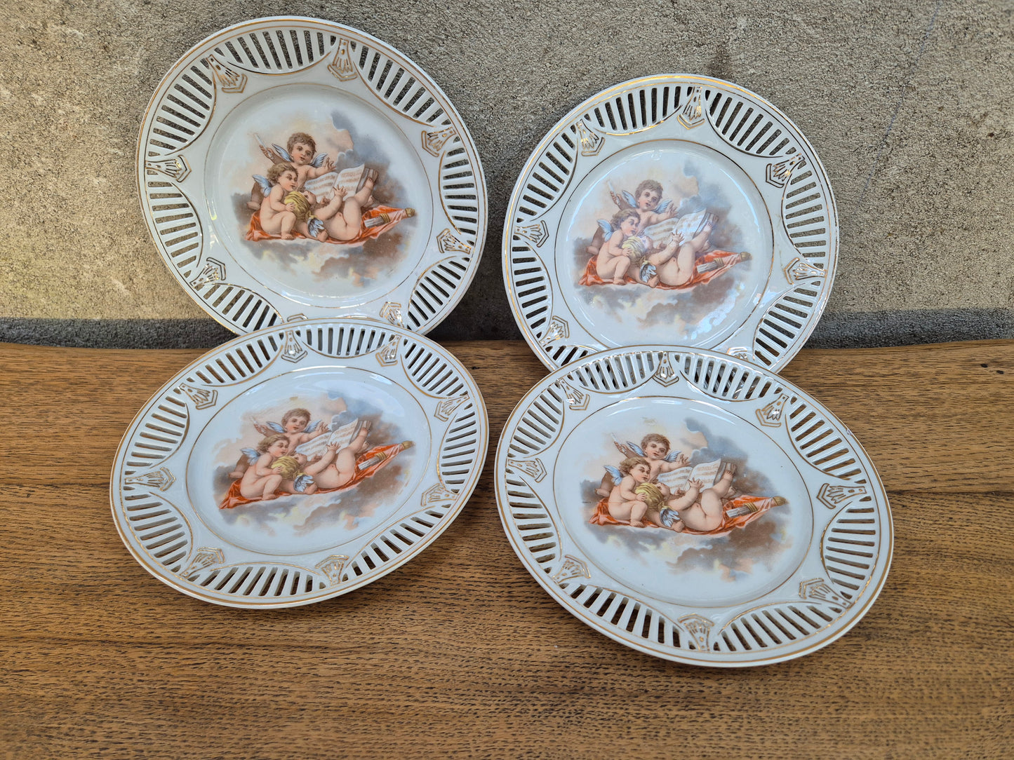 Ensemble assiettes à dessert ajourées en porcelaine vintage – objet de seconde main sélectionné par Déco à Deux