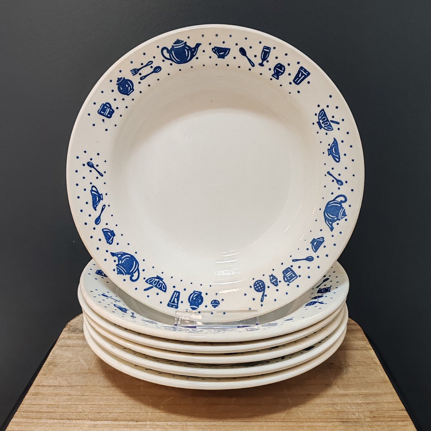 Ensemble assiettes creuses vintage – objet de seconde main sélectionné par Déco à Deux