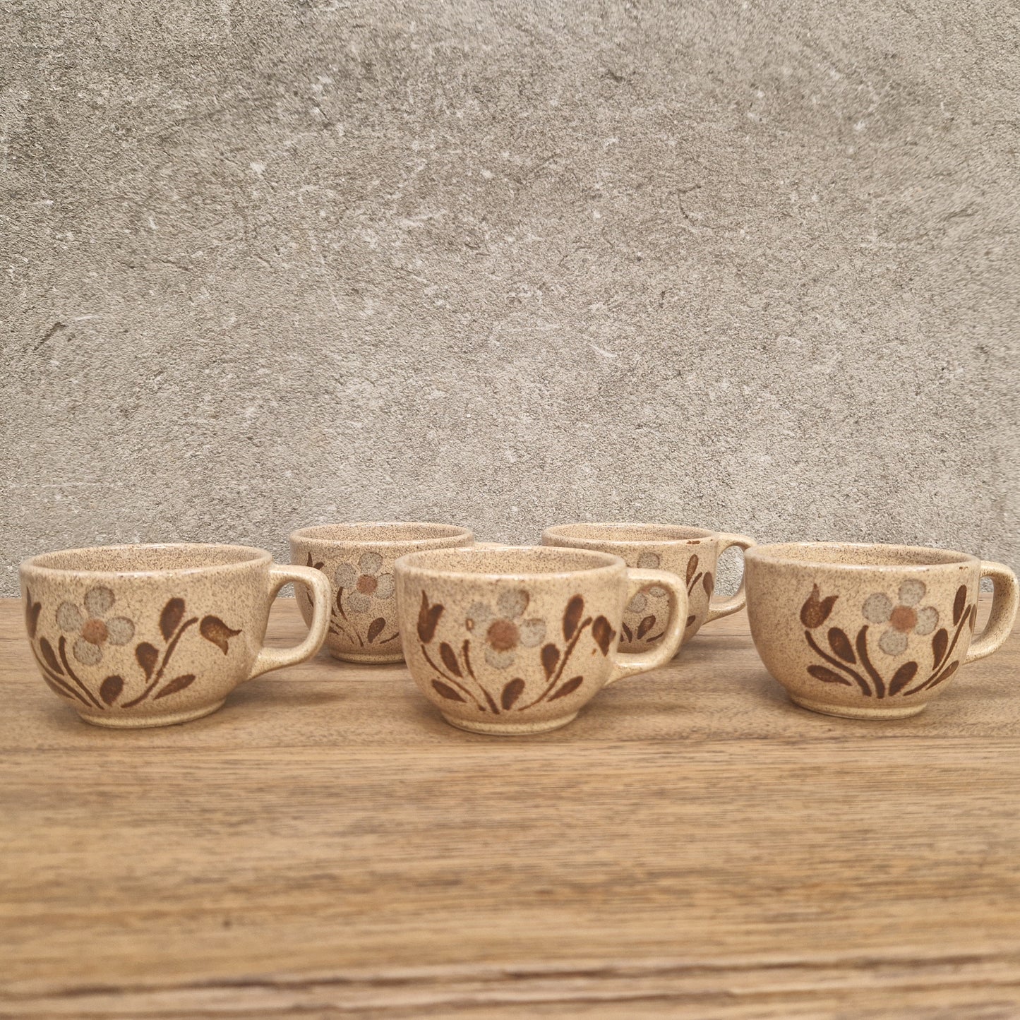 Ensemble cinq tasses à café vintage – objet de seconde main sélectionné par Déco à Deux