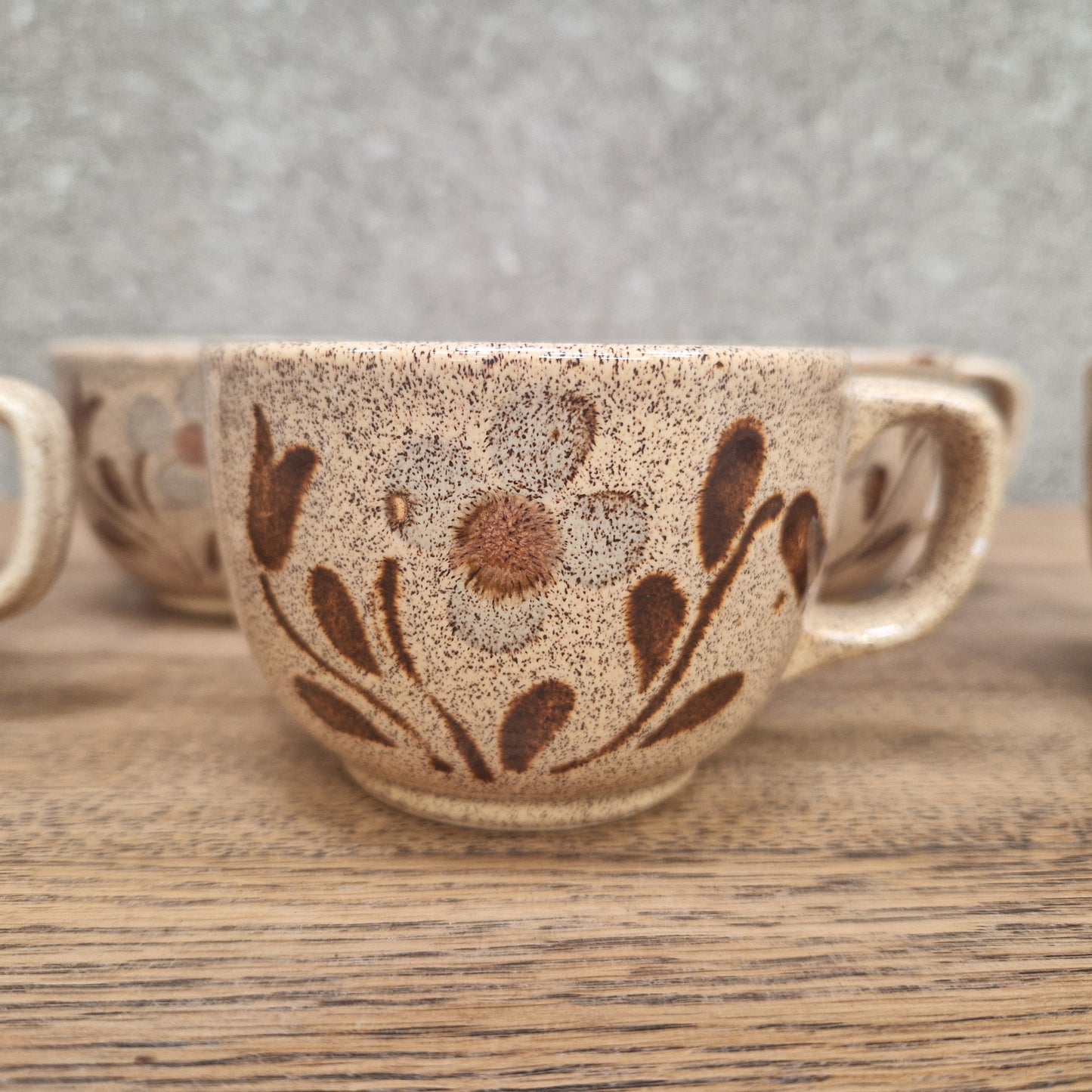 Ensemble cinq tasses à café vintage – objet de seconde main sélectionné par Déco à Deux