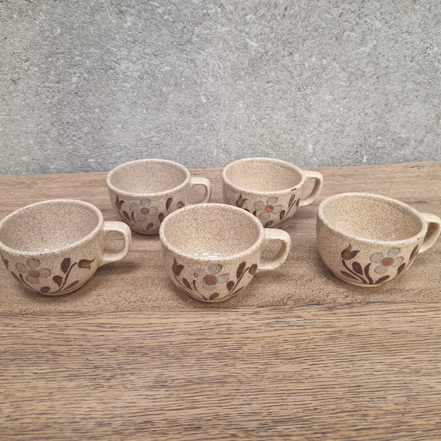 Ensemble cinq tasses à café vintage – objet de seconde main sélectionné par Déco à Deux