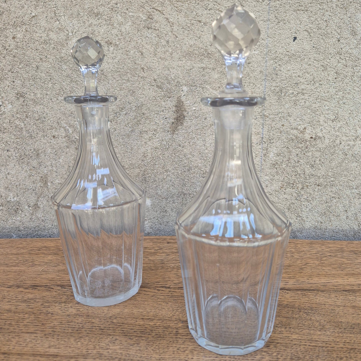 Ensemble de carafes en verre vintage – objet de seconde main sélectionné par Déco à Deux