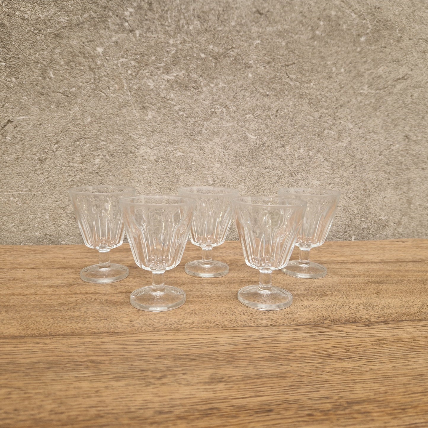 Ensemble de cinq verres à eau sur pied vintage – objet de seconde main sélectionné par Déco à Deux