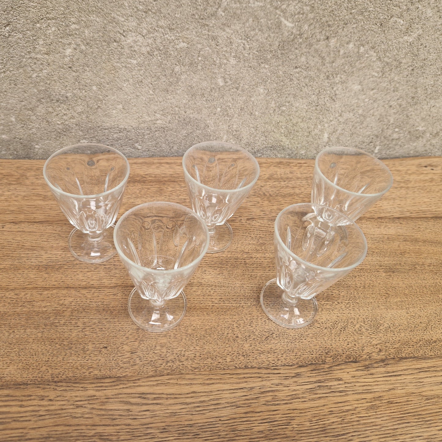 Ensemble de cinq verres à eau sur pied vintage – objet de seconde main sélectionné par Déco à Deux