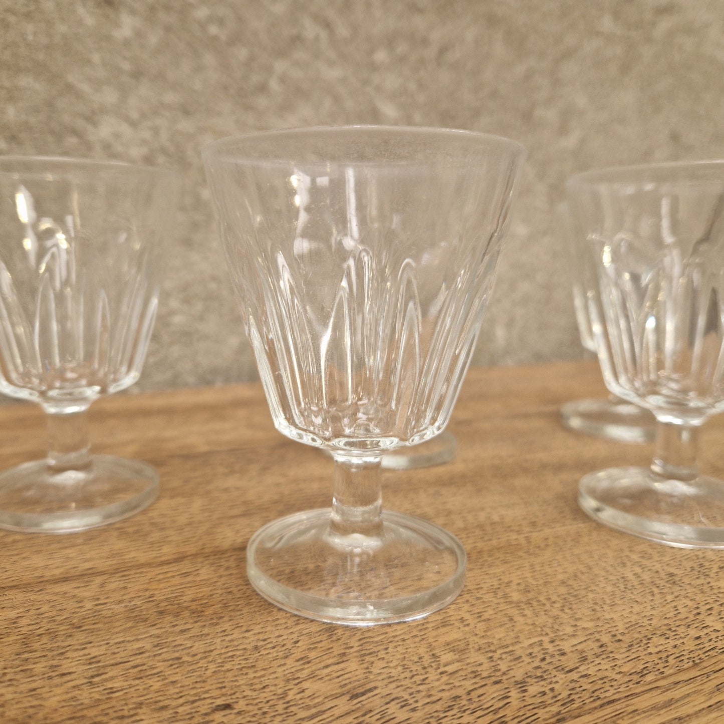 Ensemble de cinq verres à eau sur pied vintage – objet de seconde main sélectionné par Déco à Deux