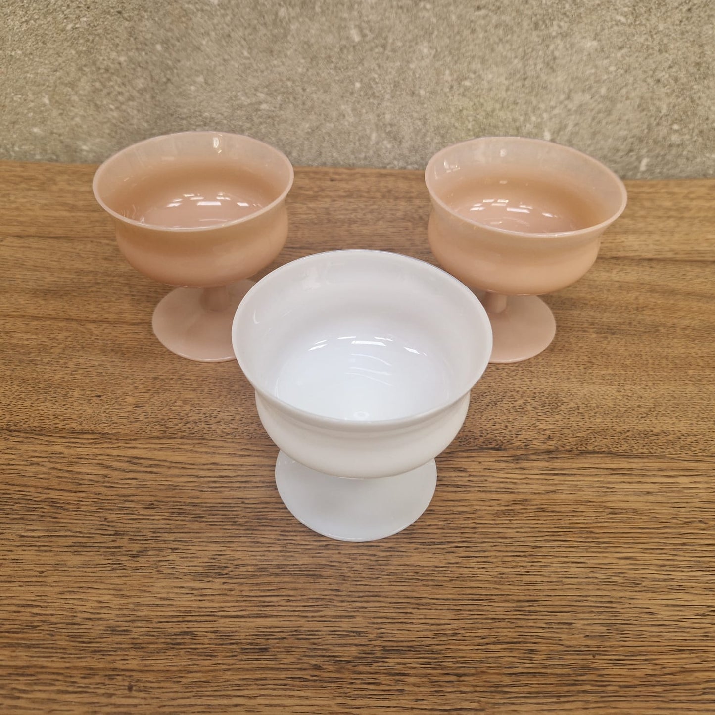 Ensemble de coupelles en opaline vintage – objet de seconde main sélectionné par Déco à Deux
