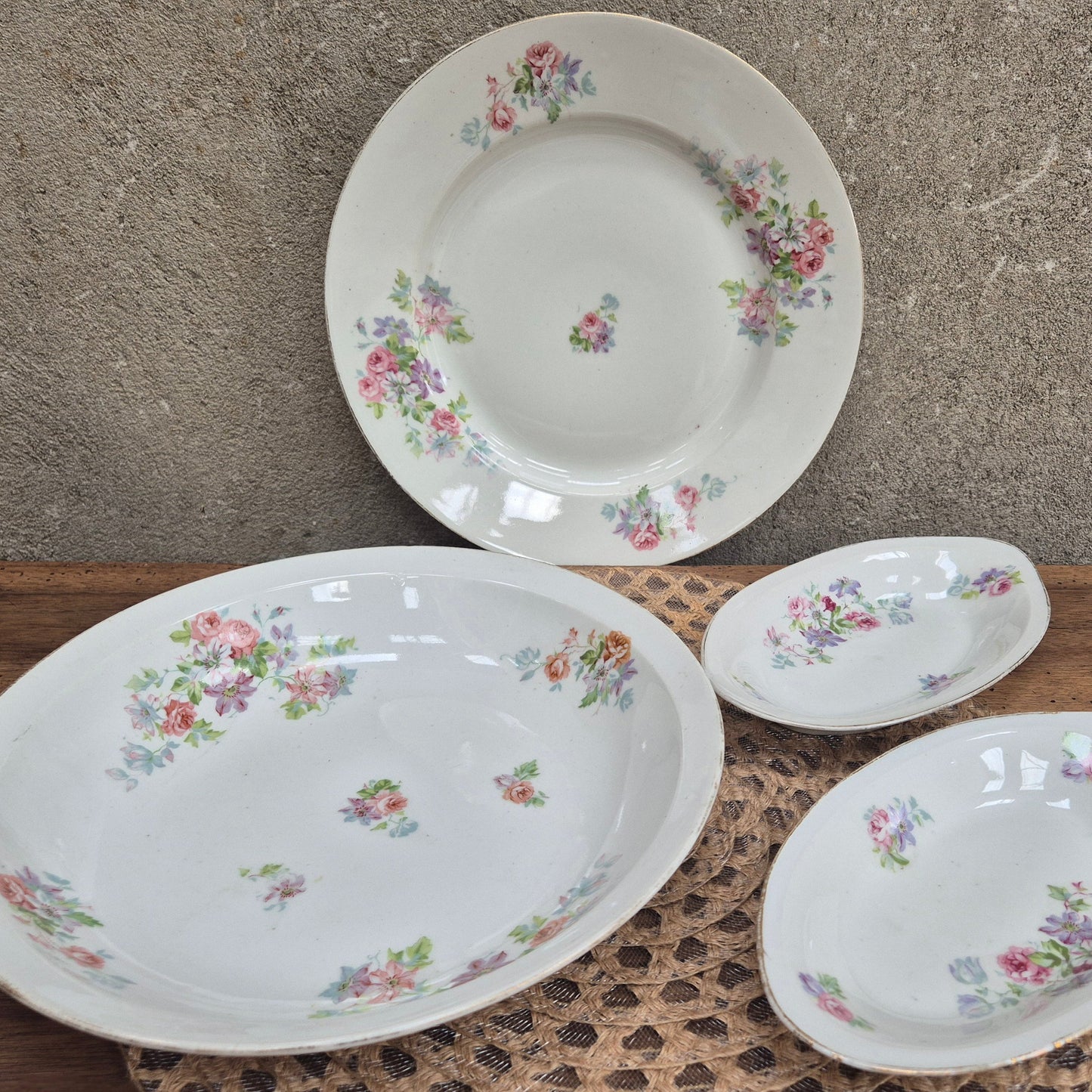 Ensemble de deux plats et deux raviers en porcelaine vintage – objet de seconde main sélectionné par Déco à Deux