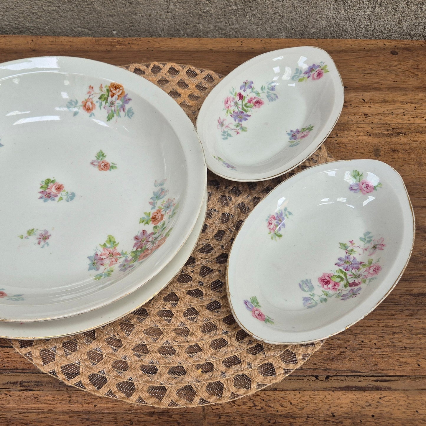 Ensemble de deux plats et deux raviers en porcelaine vintage – objet de seconde main sélectionné par Déco à Deux