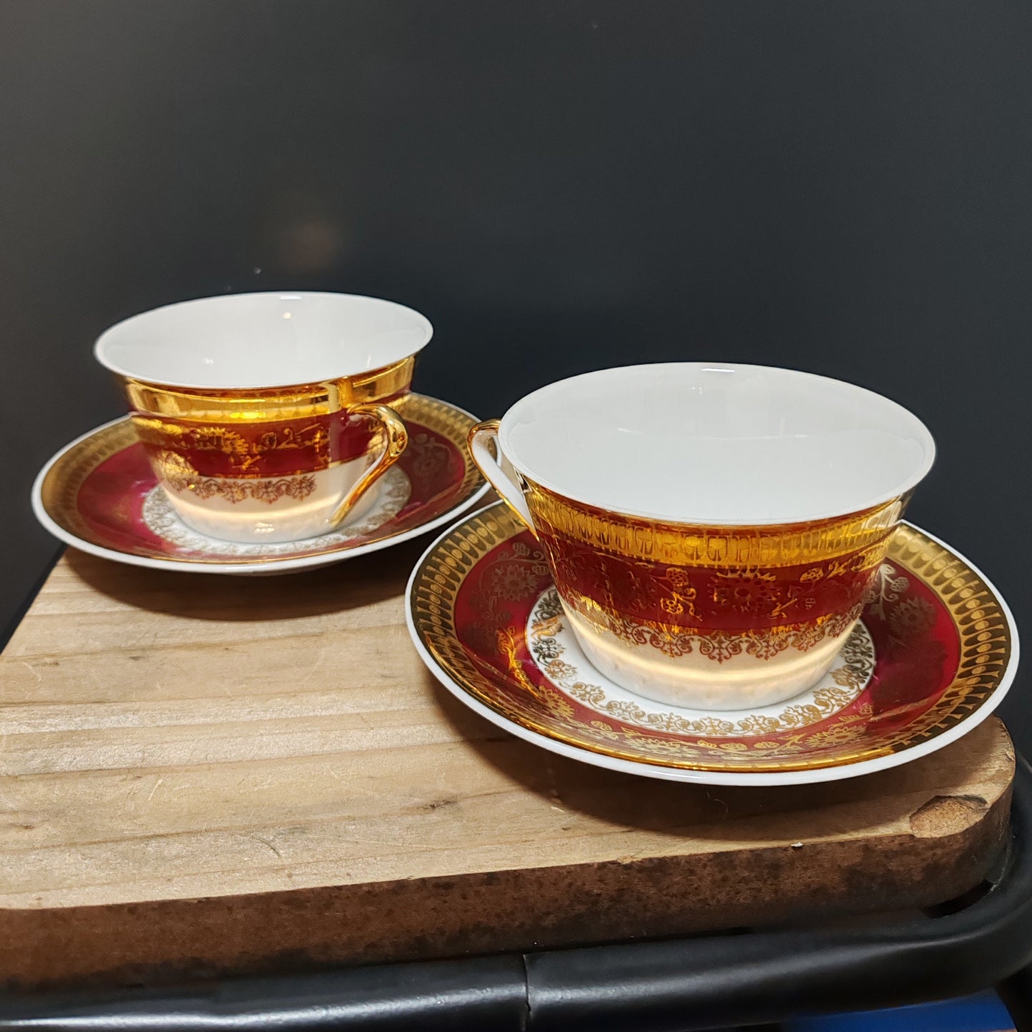 Ensemble de deux tasses et sous-tasses porcelaine vintage – objet de seconde main sélectionné par Déco à Deux

