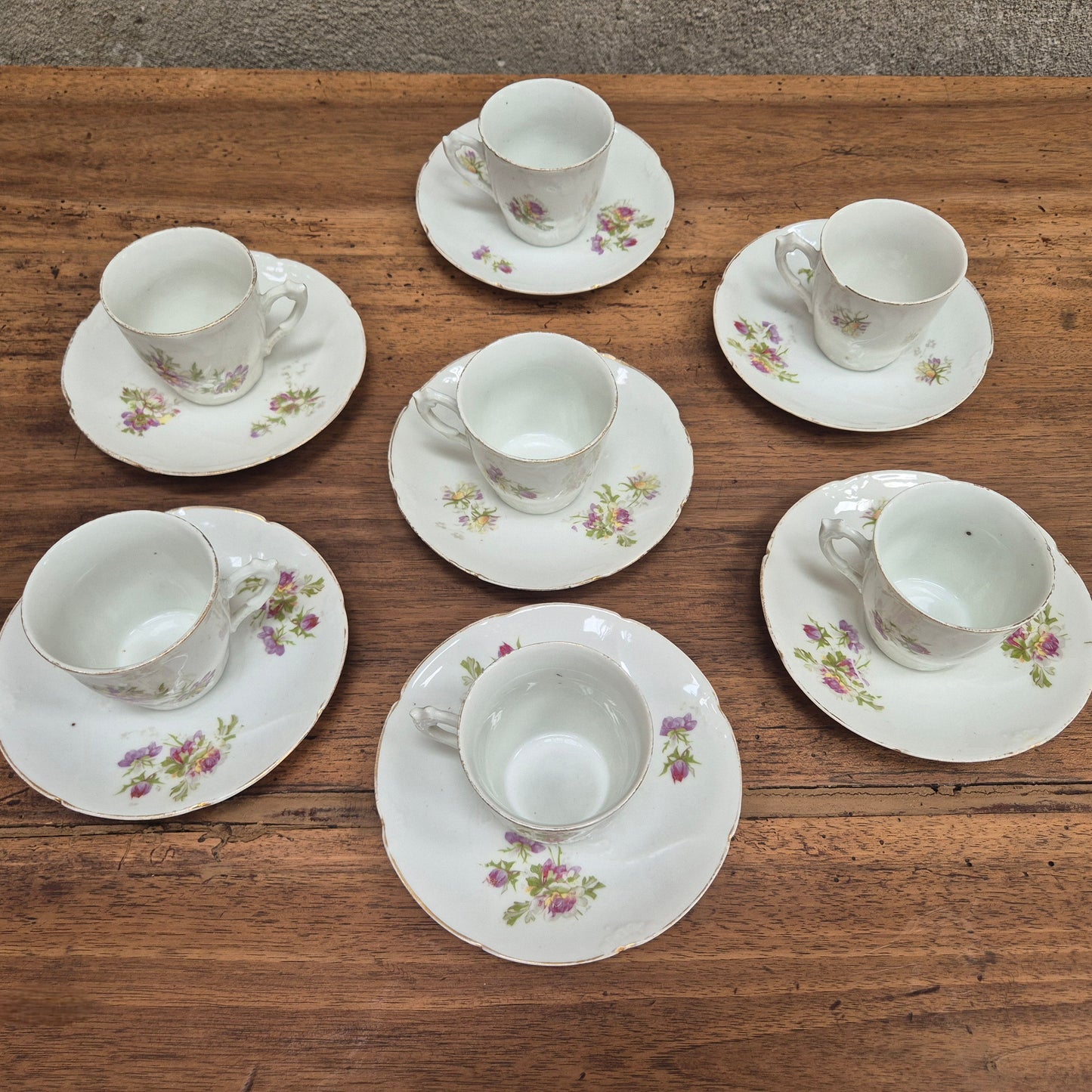 Ensemble de six tasses et sous-tasses en porcelaine vintage – objet de seconde main sélectionné par Déco à Deux