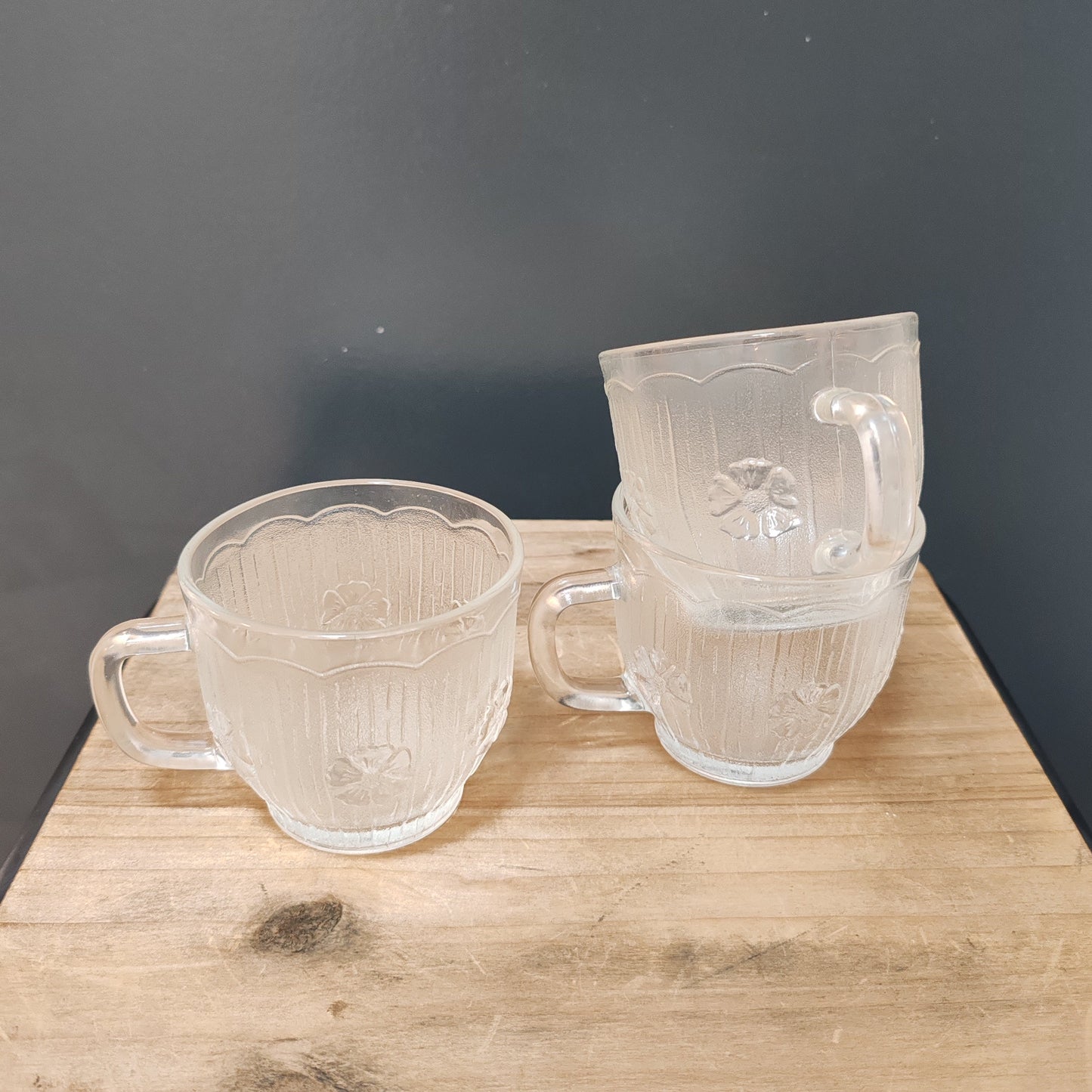 Ensemble Trois Petites tasses vintage – objet de seconde main sélectionné par Déco à Deux