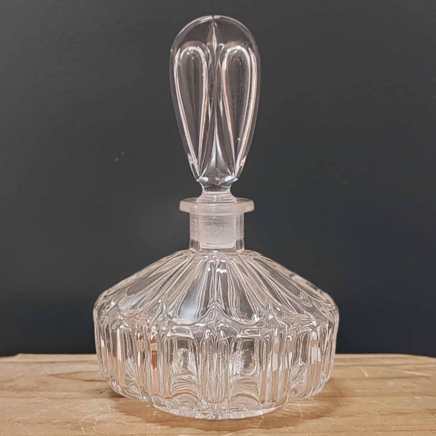 Flacon de parfum rond vintage – objet de seconde main sélectionné par Déco à Deux