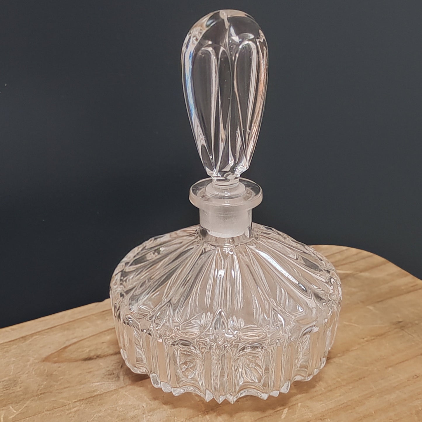 Flacon de parfum rond vintage – objet de seconde main sélectionné par Déco à Deux