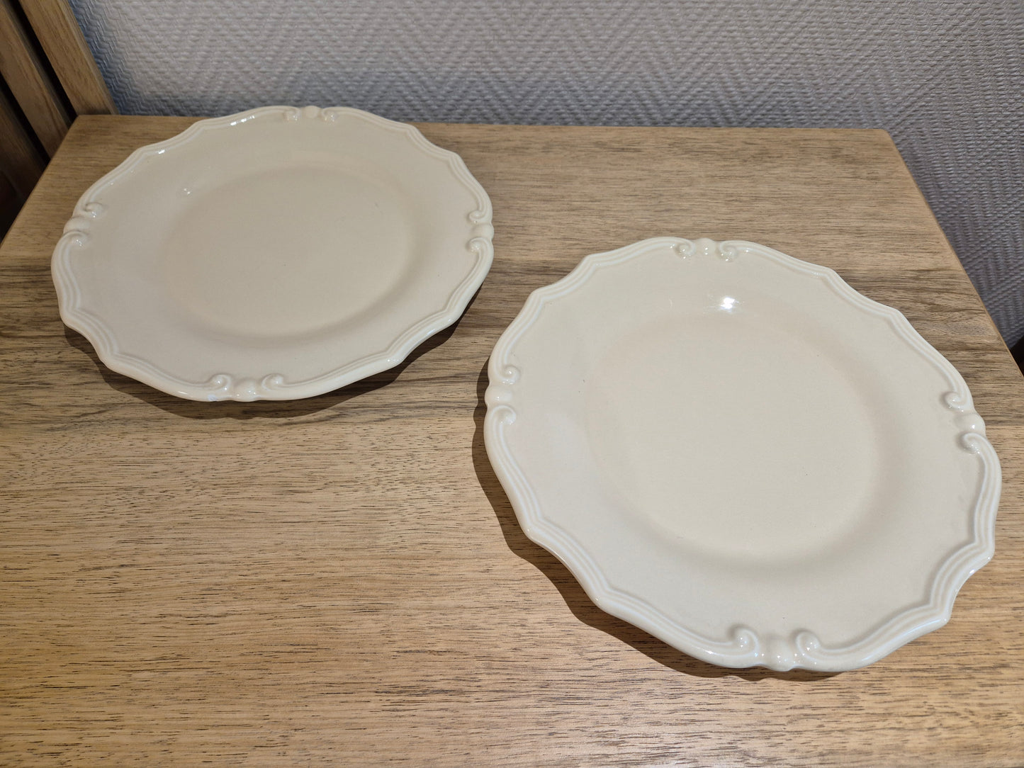 Grande assiette plate vintage – objet de seconde main sélectionné par Déco à Deux

