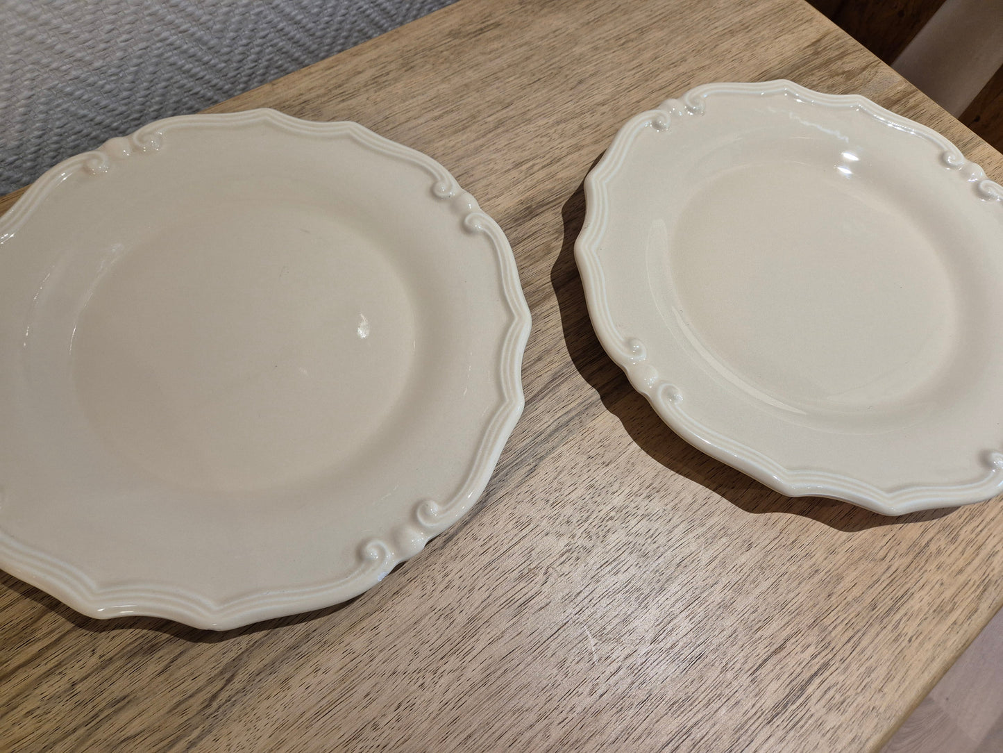 Grande assiette plate vintage – objet de seconde main sélectionné par Déco à Deux
