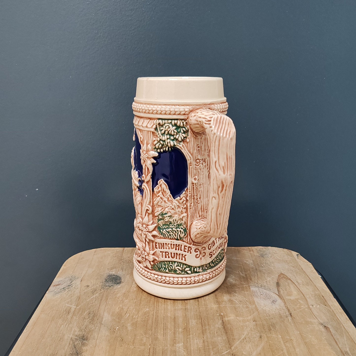 Grande chope à bière en grès vintage – objet de seconde main sélectionné par Déco à Deux
