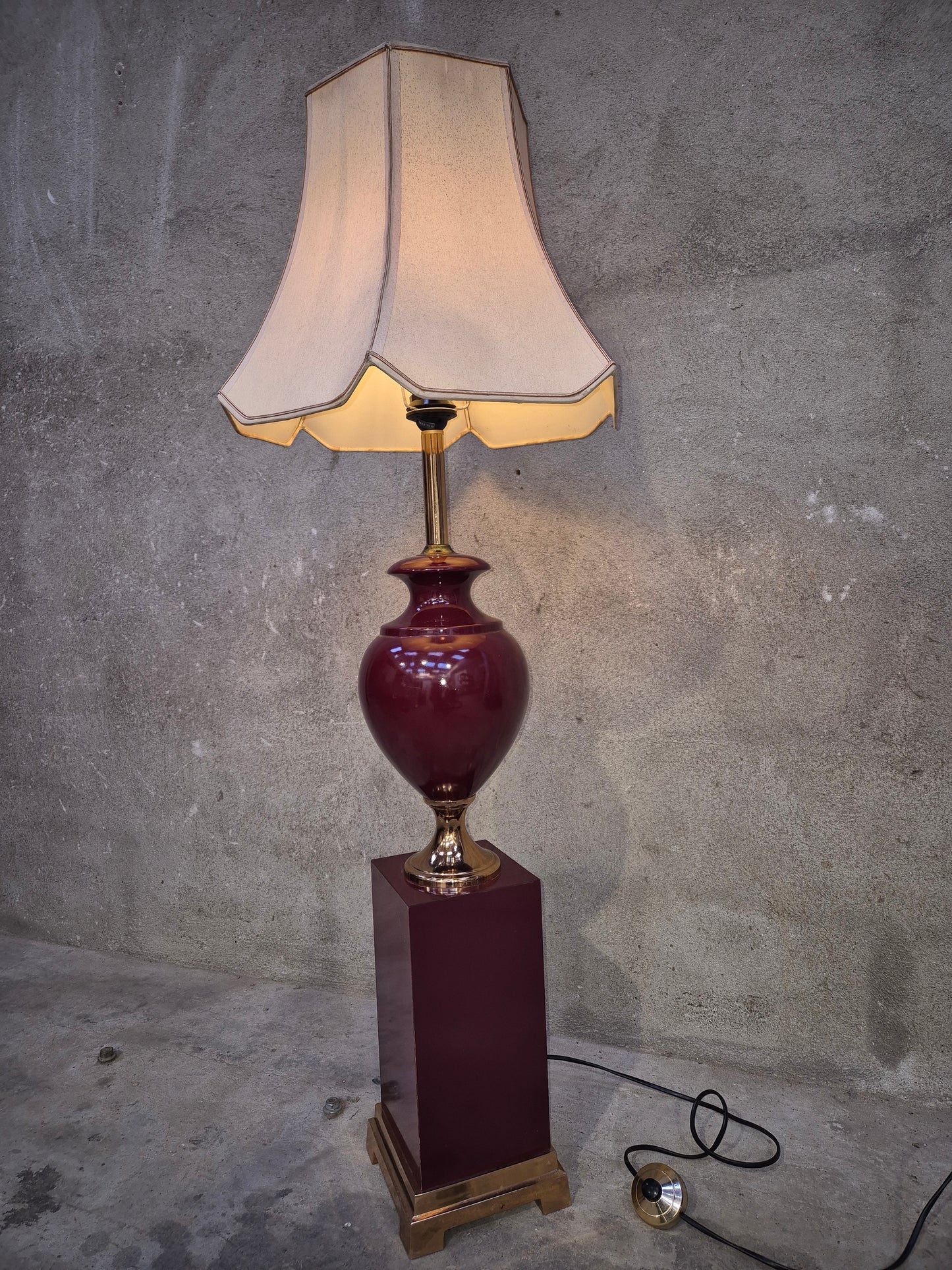 Grande lampe bordeaux vintage – objet de seconde main sélectionné par Déco à Deux