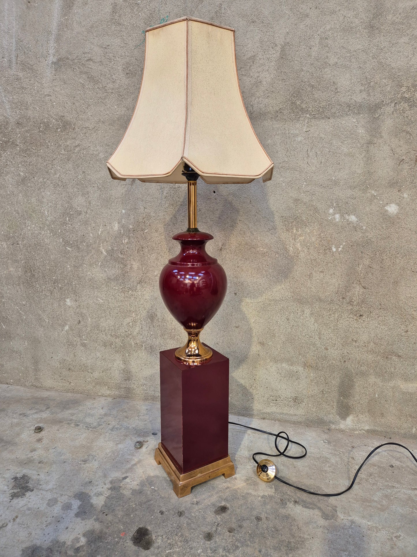 Grande lampe bordeaux vintage – objet de seconde main sélectionné par Déco à Deux