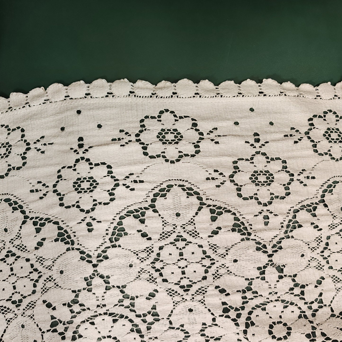 Grande nappe blanche vintage – objet de seconde main sélectionné par Déco à Deux