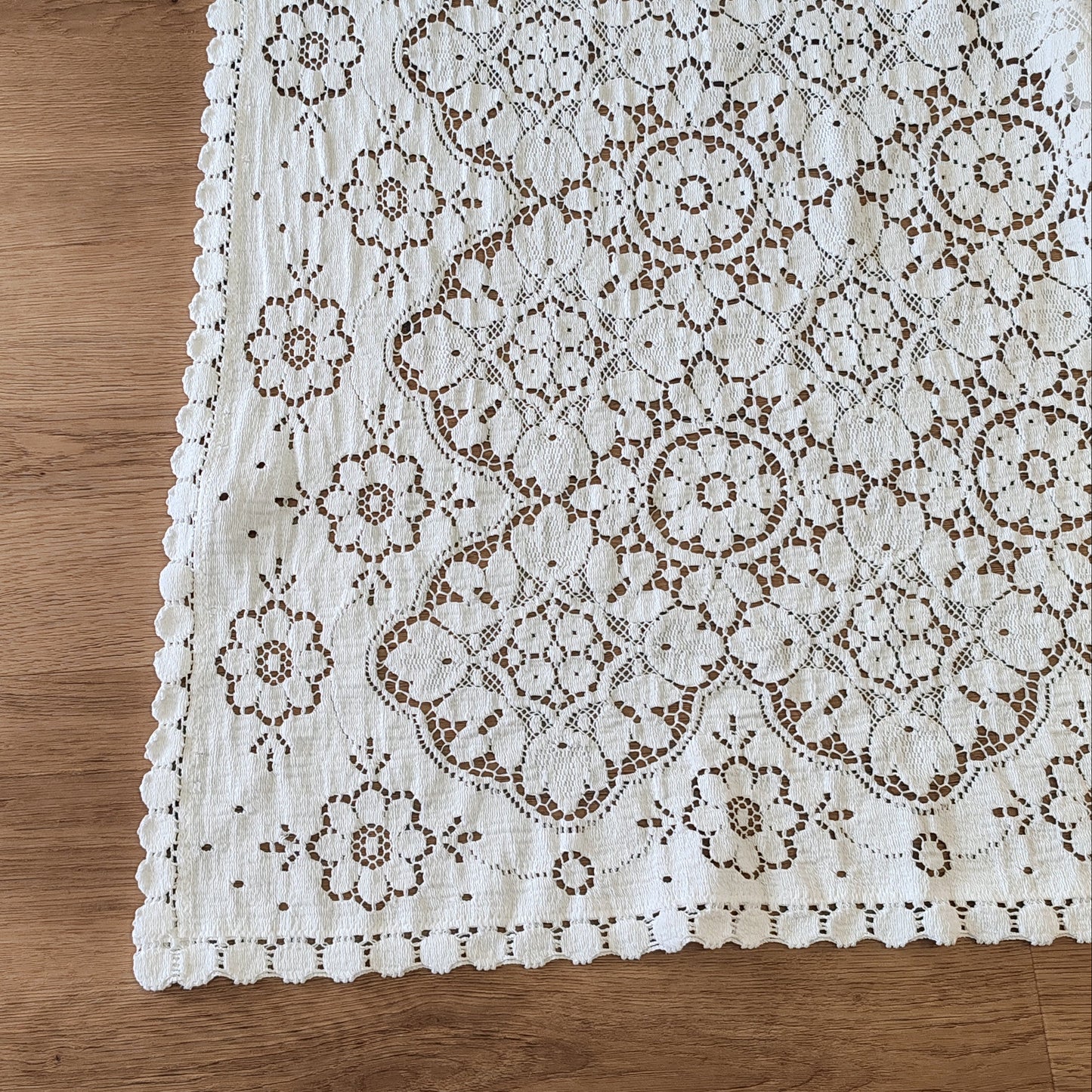 Grande nappe blanche vintage – objet de seconde main sélectionné par Déco à Deux