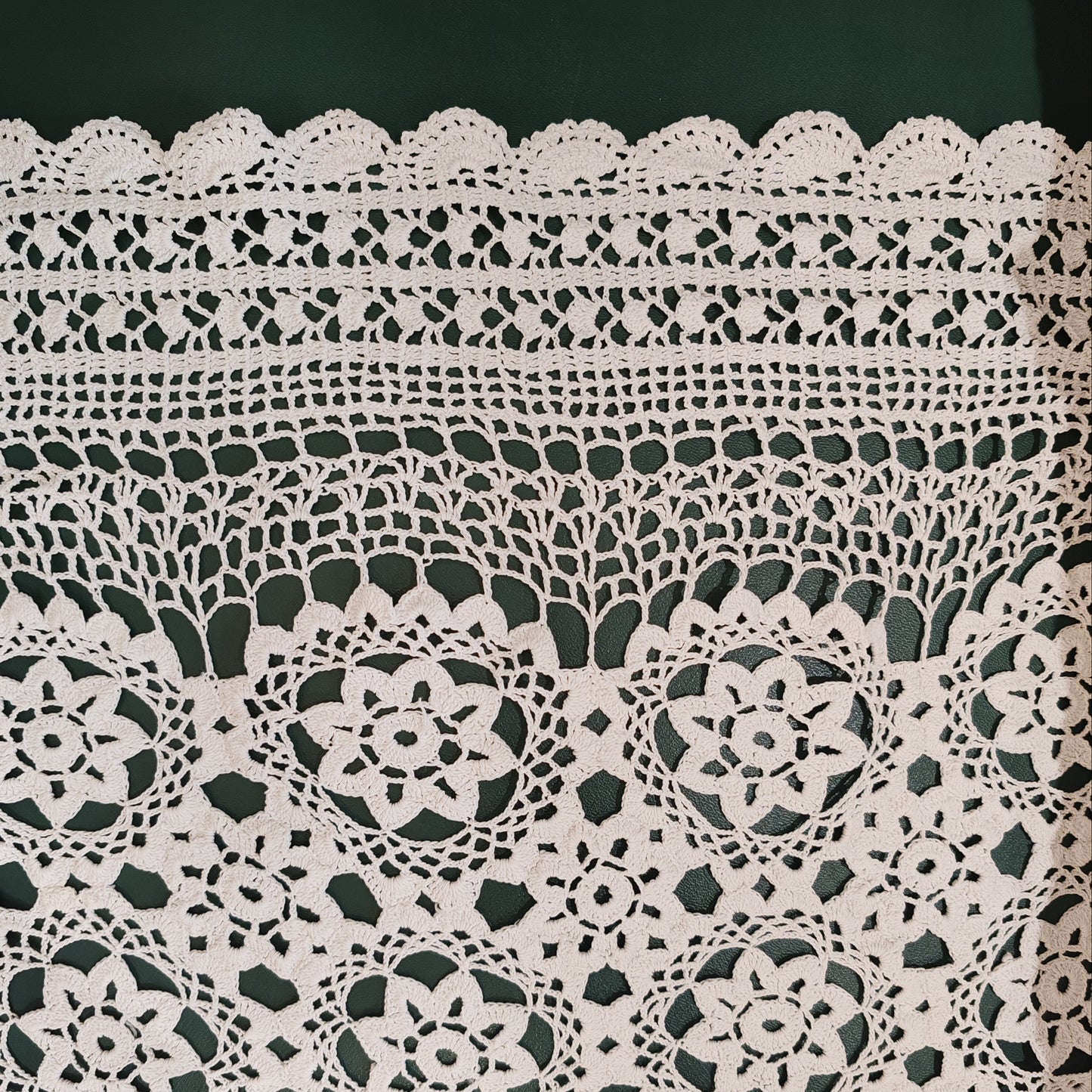 Grande nappe motif fleur vintage – objet de seconde main sélectionné par Déco à Deux