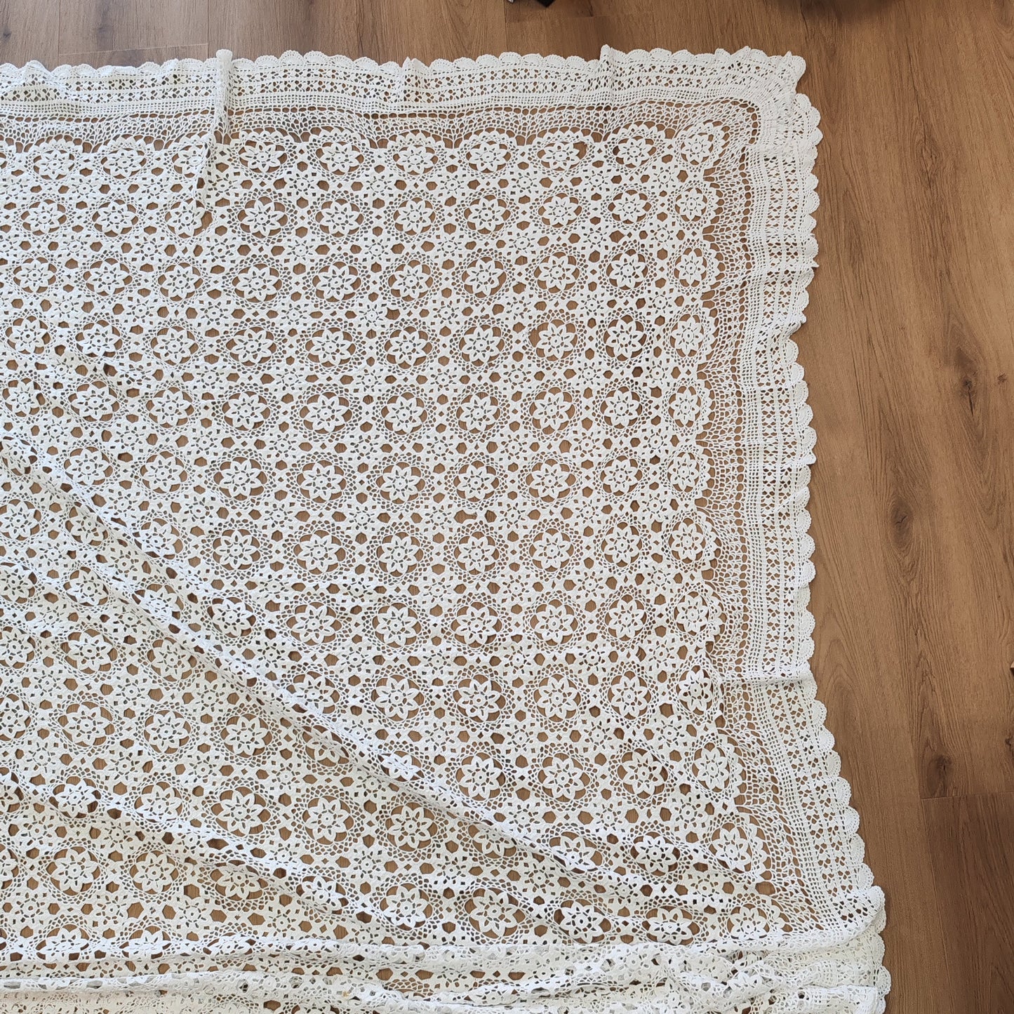 Grande nappe motif fleur vintage – objet de seconde main sélectionné par Déco à Deux