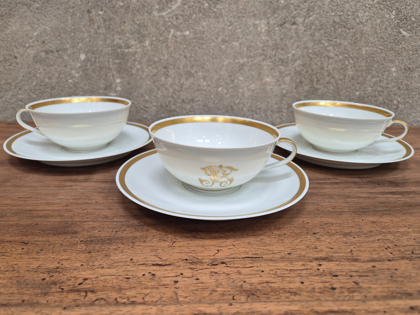 Grandes tasses et sous tasses en porcelaine vintage – objet de seconde main sélectionné par Déco à Deux