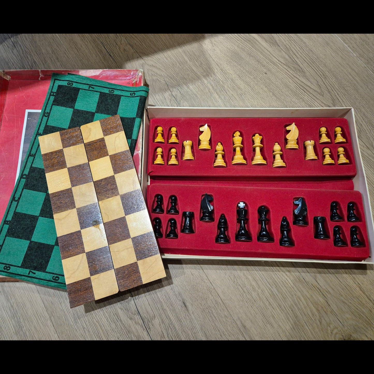 Jeu d'échec ancien bois LARDY vintage – objet de seconde main sélectionné par Déco à Deux
