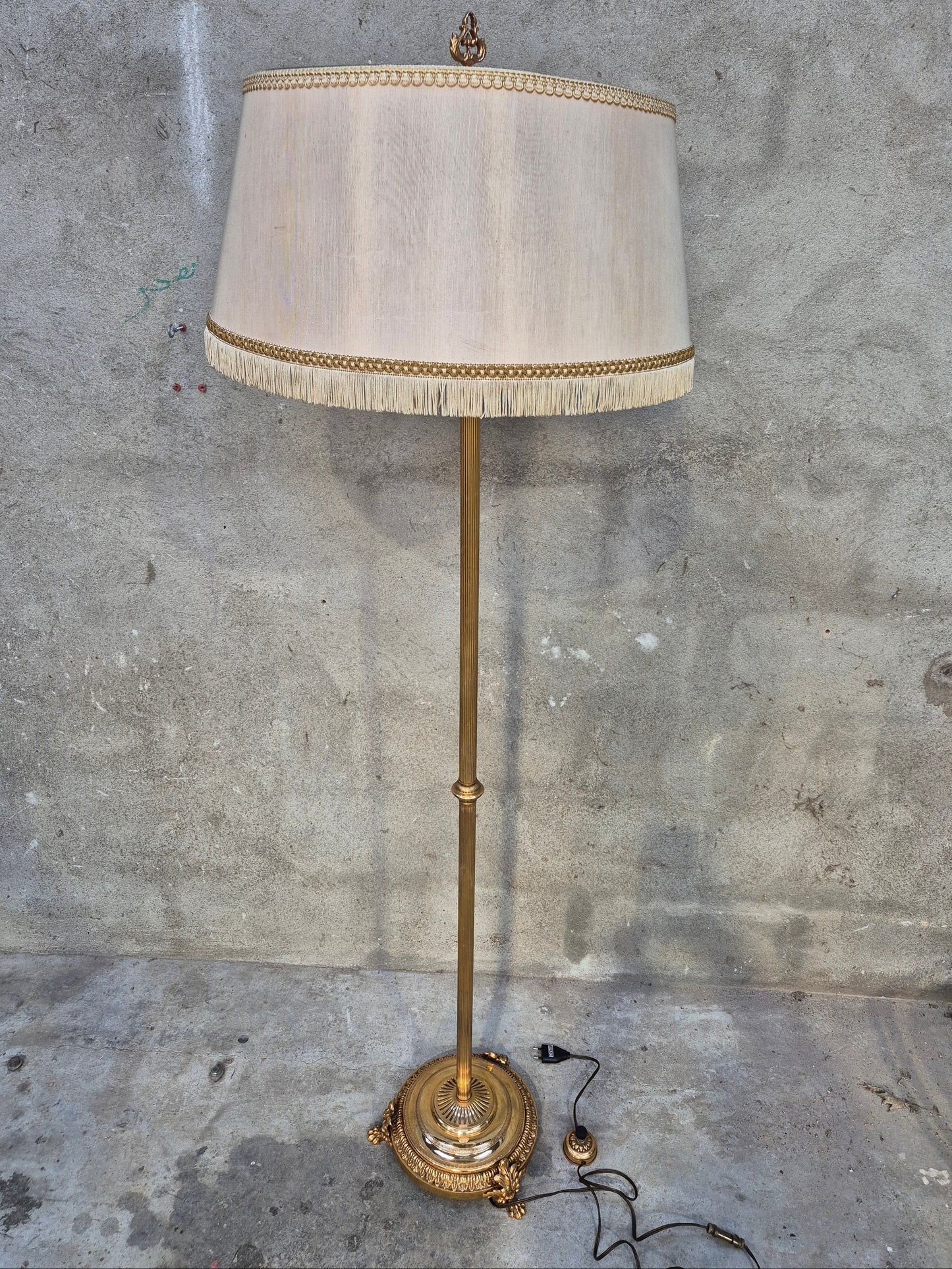 Lampadaire ancien en laiton vintage – objet de seconde main sélectionné par Déco à Deux