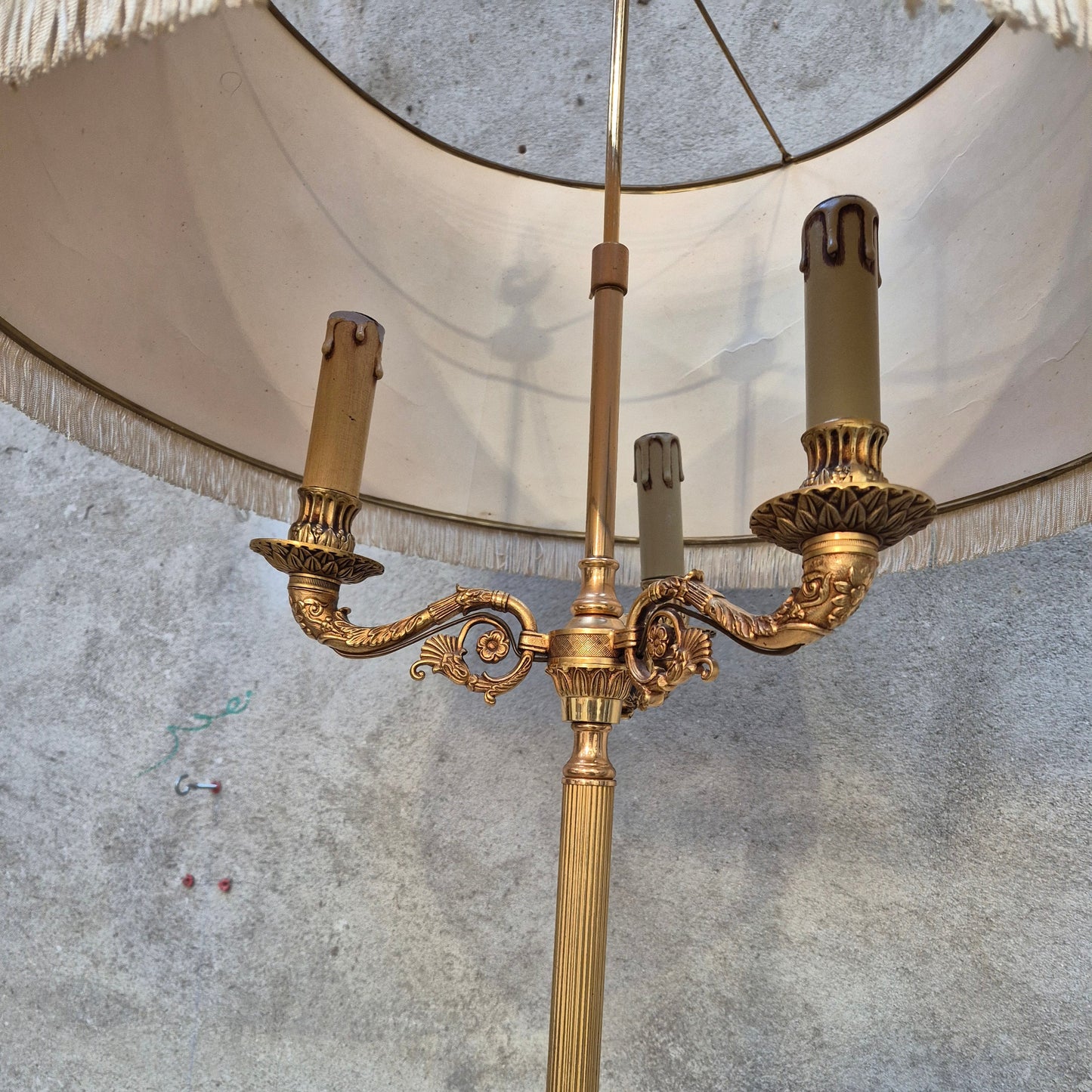 Lampadaire ancien en laiton vintage – objet de seconde main sélectionné par Déco à Deux