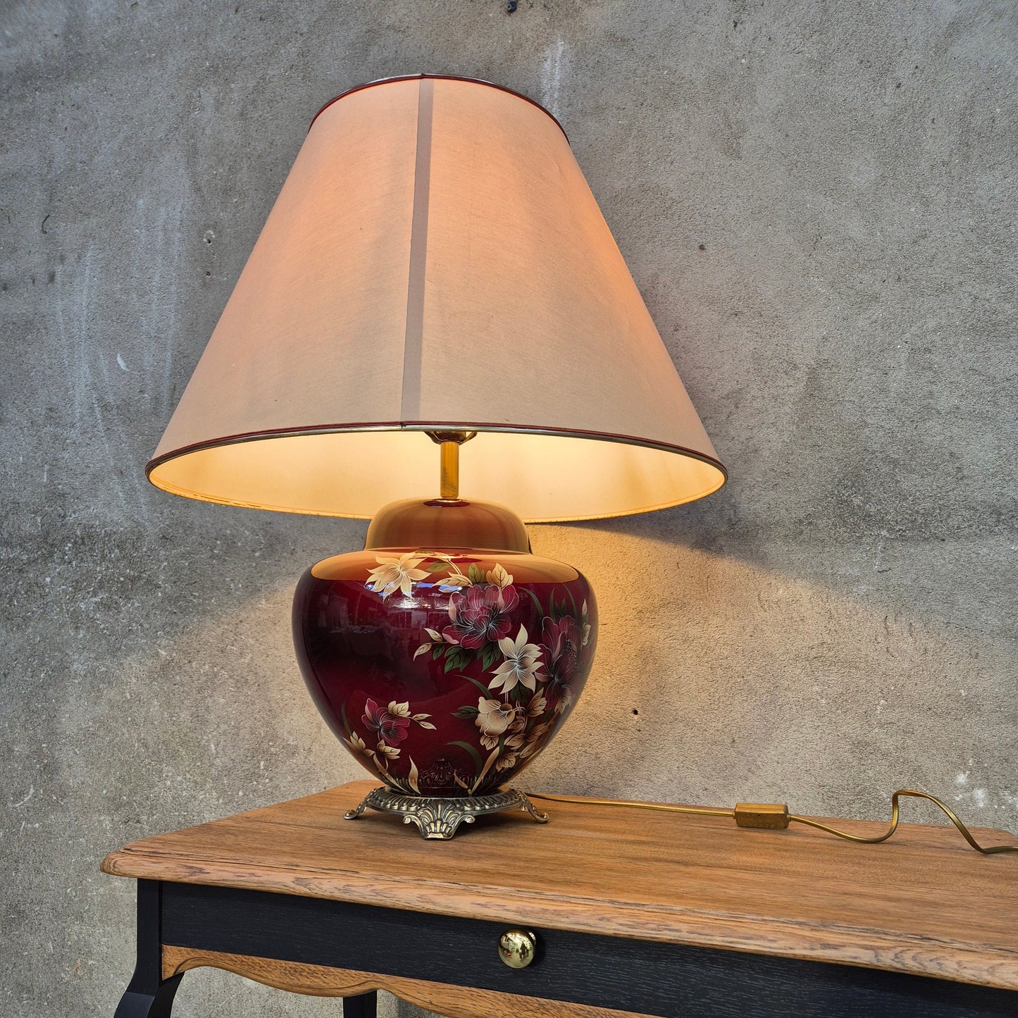 Lampe à poser bordeaux vintage – objet de seconde main sélectionné par Déco à Deux